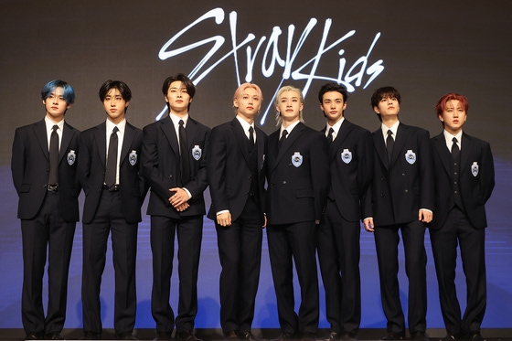 韓国ボーイズグループのStray Kids（ストレイキッズ）が8月22日、ソウル汝矣島（ヨイド）コンラッドホテルで開かれた4thオリジナルアルバム『KARMA』発売記念記者懇談会でポーズを取っている。［写真 聯合ニュース］