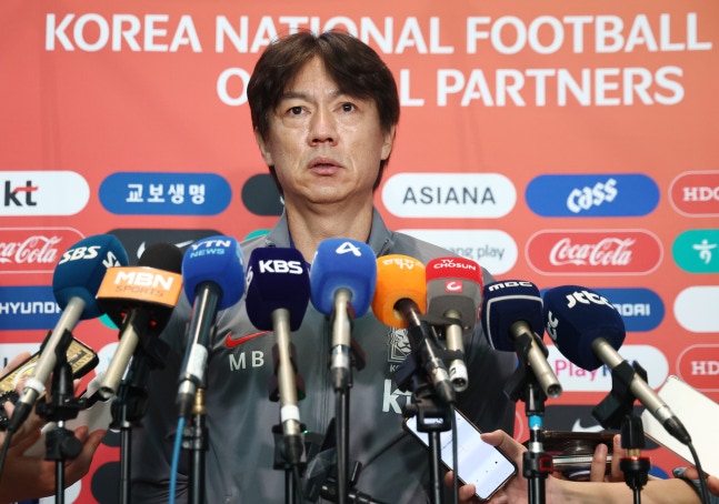１日、洪明甫（ホン・ミョンボ）監督が米国・メキシコとの評価試合のため出国する前、仁川国際空港で取材陣の質問に答えている。 ［聯合ニュース］