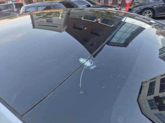飛んできた石で毀損された車両。［写真　オンラインコミュニティ キャプチャー］