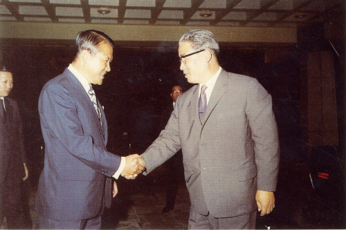1972年5月29日、李厚洛（イ・フラク）中央情報部長（左）がソウルを訪問した北朝鮮の朴成哲（パク・ソンチョル）第2副首相と握手している。7・4南北共同声明は翌年に履行が中断し、それ以降、南北関係は激しい対立と和解を行き来した。 ［中央フォト］
