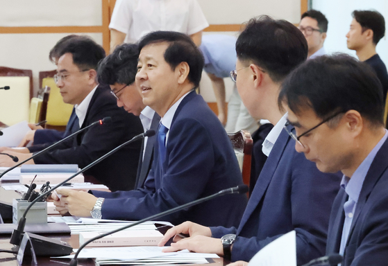 具潤哲経済副首相兼企画財政部長官が1日、政府ソウル庁舎で開かれた公共機関運営委員会会議で冒頭発言をしている。［写真 ニュース1］