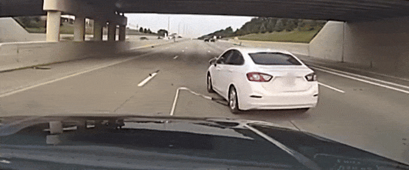   逃走車両の後輪を引き外した米警察の「グラップラー」　［映像　sns］