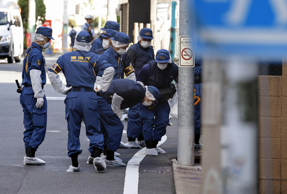日本の警察が1日、東京世田谷区で韓国人女性が襲われた後に倒れていた場所を調べている。［写真 聯合ニュース］