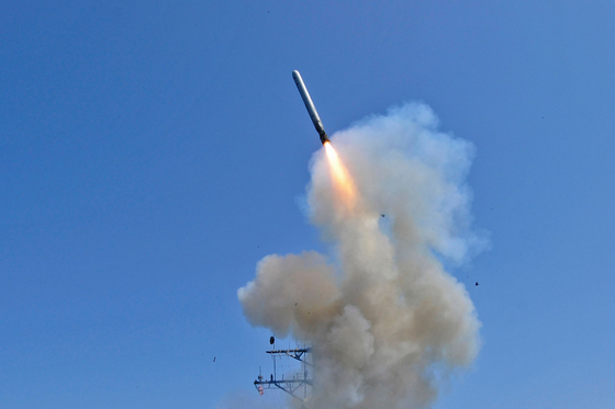 艦船から発射されるトマホーク巡航ミサイル ［AFP＝聯合ニュース］