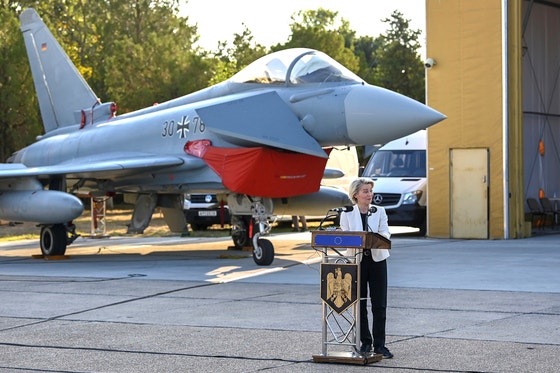 欧州委員会のフォンデアライエン委員長が1日、ルーマニアの空軍基地で同国のダン大統領と共同記者会見をしている。［写真 AP＝聯合ニュース］