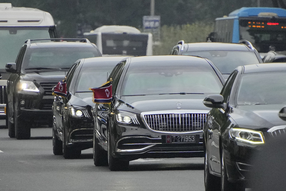 北朝鮮の金正恩（キム・ジョンウン）国務委員長を乗せた車列が2日、中国北京の市内を通過している。[写真　共同=聯合ニュース]