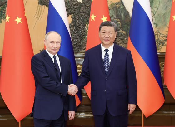 中国の習近平国家主席（左）が2日、中国の首都北京の人民大会堂でロシアのウラジーミル・プーチン大統領と会談している。