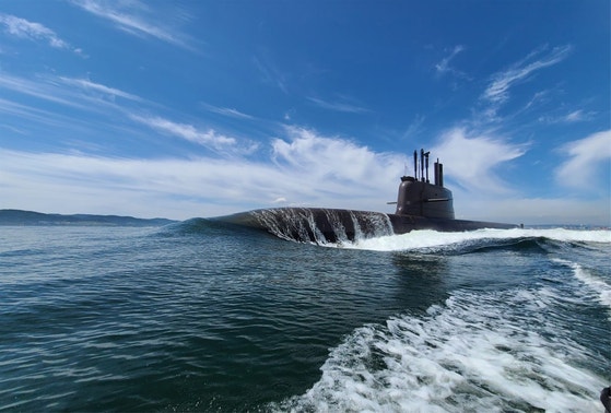ハンファオーシャンが最大60兆ウォン規模のカナダ潜水艦事業（CPSP）で海外有数の防衛産業事業者を抜いて2候補に絞り込まれた最終決選グループに名前を上げた。カナダ海軍は1998年に英国海軍から導入した2400トン級潜水艦4隻を置き換えるために潜水艦調達事業を推進中だ。ハンファオーシャンが建造した張保皐Ⅲバッチ2潜水艦。［写真 ハンファオーシャン］