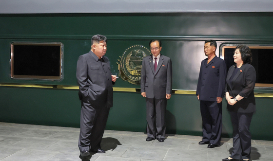 北朝鮮労働党機関紙の労働新聞は2日、金正恩（キム・ジョンウン）国務委員長が中国人民抗日戦争および世界反ファッショ戦争勝利（戦勝節） 80周年記念行事に出席するため1日に専用列車で出発し、2日未明に国境を通過したと報道した。 ［労働新聞＝ニュース1］