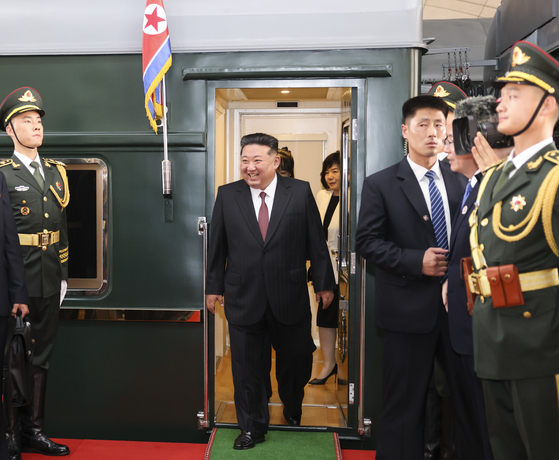  中国戦勝節出席のため北京入りして列車から降りる金正恩国務委員長 ［新華＝聯合ニュース］