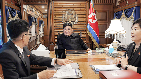 北朝鮮の金正恩（キム・ジョンウン）国務委員長が中国北京に向かう列車で崔善姫（チェ・ソンヒ）外相（右）、金成男（キム・ソンナム）労働党国際部長と話している。 ［労働新聞＝ニュース1］