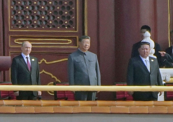 3日、中国戦勝節80周年軍事パレードが開催された天安門の楼上に並ぶロシアのプーチン大統領、中国の習近平国家主席、北朝鮮の金正恩国務委員長（左から） ［AP＝聯合ニュース］