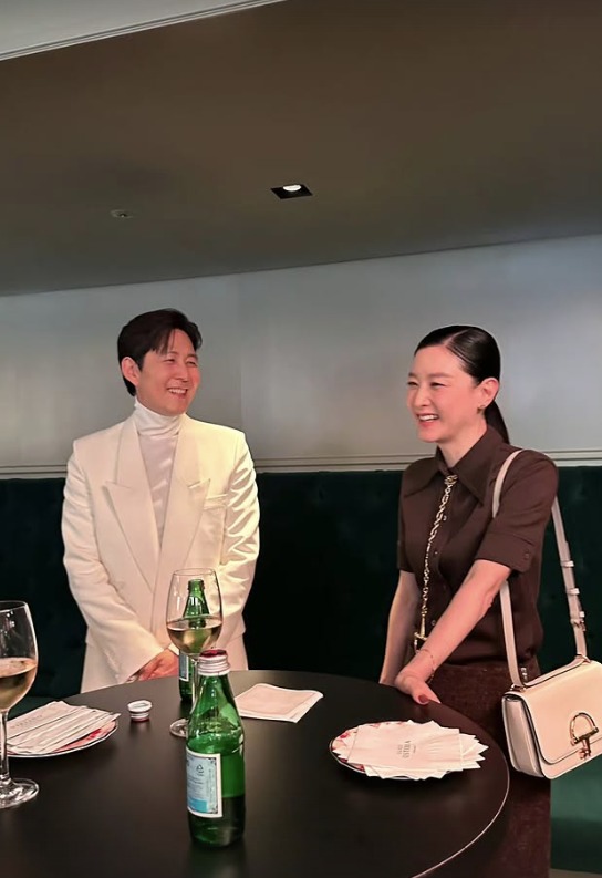    イ・ヨンエとイ・ジョンジェが同じテーブルでワインを楽しむ姿。［写真 SNS］