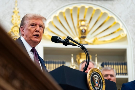 トランプ米大統領は2日（現地時間）、ホワイトハウスで宇宙司令部本部の移転と計画を発表した席で、中国北京で開かれる軍事パレードに北朝鮮、中国、ロシア首脳が集まることに関する質問を受けると、「懸念していない」と答えた。［EPA＝聯合ニュース］