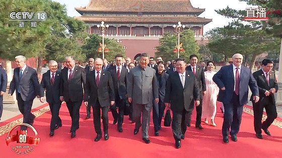 3日に開かれた中国の第2次世界大戦勝利80周年を記念する軍事パレードに北朝鮮と中国、ロシアの首脳が66年ぶりに一堂に立った。［中国CCTV キャプチャー］