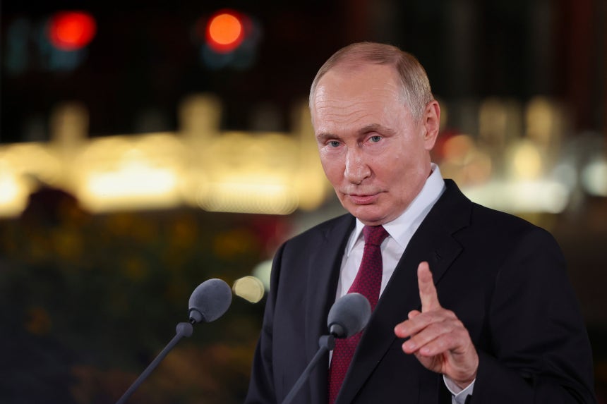 ロシアのプーチン大統領が3日、中国・北京で記者会見している。［写真 AP＝聯合ニュース］