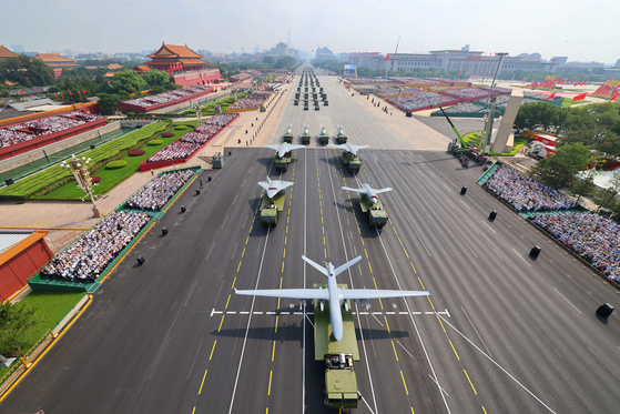 ３日、中国・北京で行われた戦勝節80周年閲兵式（軍事パレード）で、新型兵器が多数公開された。[写真　新華社＝聯合ニュース]