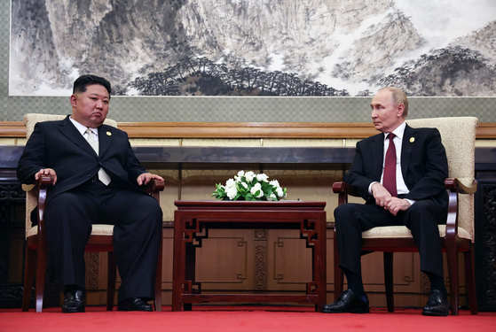 3日に会談した金正恩国務委員長（左）とプーチン大統領（右） ［聯合ニュース］