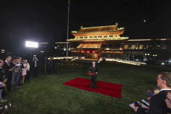   北京で開かれた記者会見で発言するプーチン大統領。［写真 AP＝聯合ニュース］