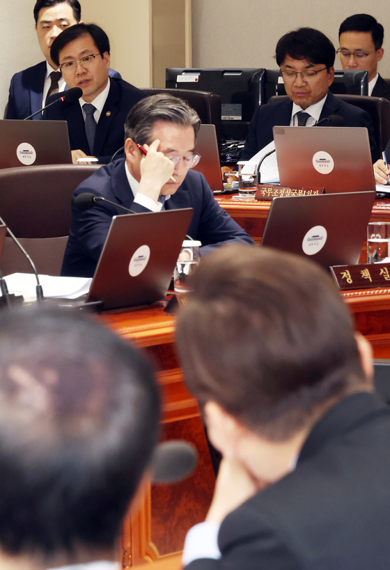 産業通商資源部の呂翰九通商交渉本部長が2日に大統領室で開かれた閣僚会議で発言している。［写真 聯合ニュース］