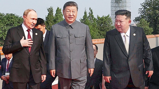 左から、ロシアのウラジーミル・プーチン大統領、中国の習近平国家主席、北朝鮮の金正恩（キム・ジョンウン）国務委員長。3日、中国の戦勝節80周年記念閲兵式を参観するため北京の天安門楼閣に向かって移動している。［写真 AP＝聯合ニュース］