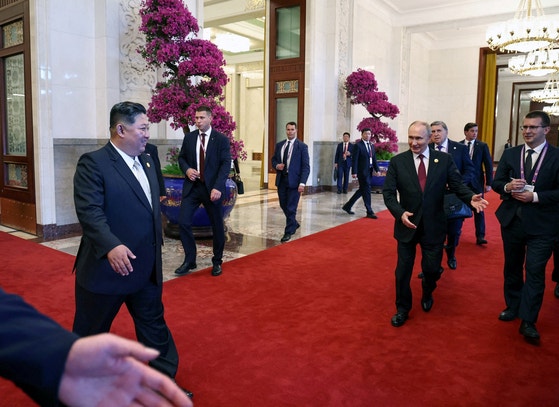 3日（現地時間）、中国北京の会談場に到着したロシアのウラジーミル・プーチン大統領と北朝鮮の金正恩（キム・ジョンウン）国務委員長。［写真 ロイター＝聯合ニュース］