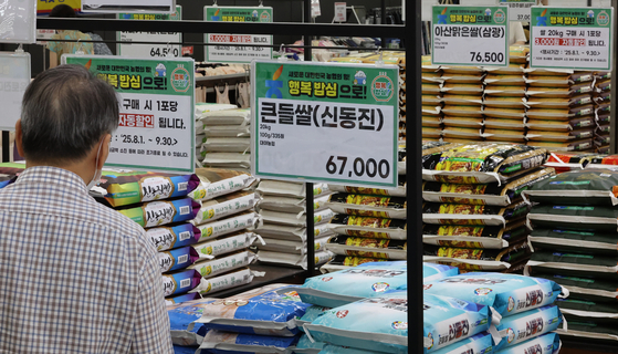 コメ小売価格が心理的抵抗線とされる20キログラム当たり平均6万ウォンを超えた。韓国農水産食品流通公社によると、3日基準でコメ20キログラムの小売価格は6万316ウォンで昨年より17．2％が上がった。写真はこの日ソウル市内の大型マートにあるコメ売り場の様子。［写真 聯合ニュース］