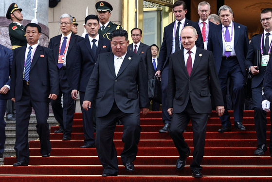   会談を終えて席を離れるプーチン大統領と金正恩（キム･ジョンウン）国務委員長｡［写真 聯合ニュース］