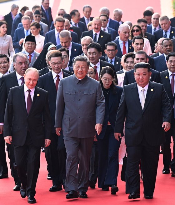   26カ国首脳の先頭を歩くプーチン大統領、習近平主席、金正恩委員長 ［新華＝聯合ニュース］