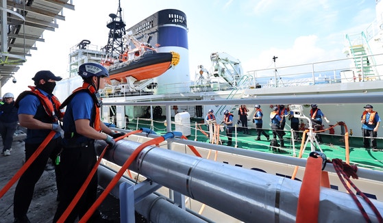 独島をはじめ東海（トンヘ、日本名・日本海）を守る5000トン級海洋警察警備艦艇「三峰号（5001艦）」が3日、江陵市安仁港火力発電所内の荷役埠頭で600トンの生活用水を消防車に供給している。 ［聯合ニュース］