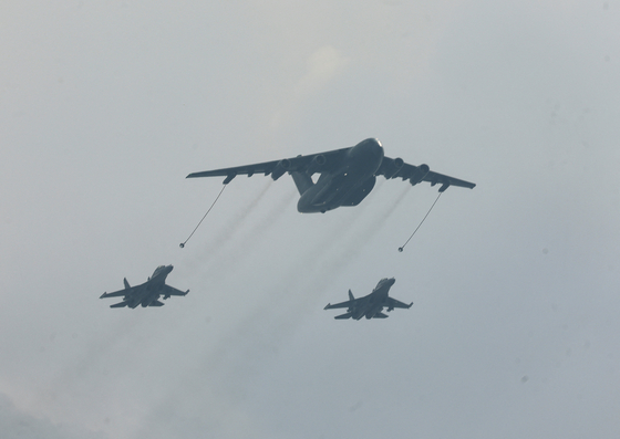   北京上空を飛行する第5世代ステルス戦闘機の殲20と運20輸送機　［AFP・ロイター＝聯合ニュース］