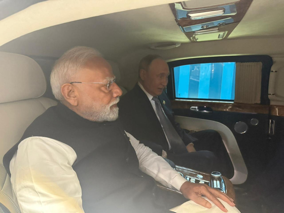  インドのモディ首相が1日に天津で開かれた上海協力機構（SCO）首脳会議の際にロシアのプーチン大統領のリムジンで会談する様子。［X キャプチャー］