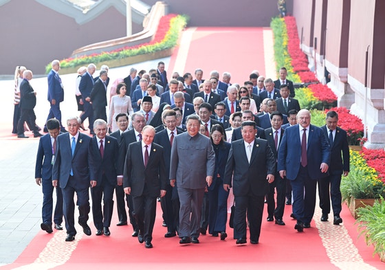中国の習近平主席（前列真ん中）、ロシアのプーチン大統領（左）、北朝鮮の金正恩国務委員長（右）と各国外国首脳が3日、中国北京で開かれた戦勝節軍事パレードを控えて天安門の楼上に移動している。 ［EPA＝新華社通信、聯合ニュース］