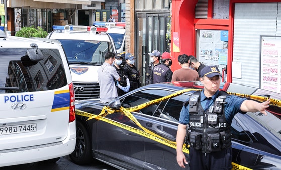 9月3日、ソウル冠岳区（クァナクグ）のピザ店で刃物を使った殺人事件が発生し、3人が死亡した。この日、警察が事件現場を調べている。キム・ギョンロク記者