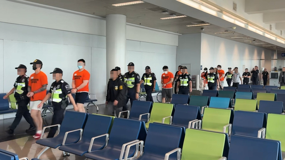 9月3日、フィリピン・マニラのニノイ・アキノ国際空港で、現地当局が韓国から逃亡していた被疑者を韓国へ送還するため護送している。［写真　韓国警察庁］