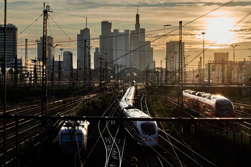 7月31日（現地時間）、ドイツ・フランクフルト中央駅前に列車が停車している。（※本文とは関係のない写真）［写真 AP＝聯合ニュース］