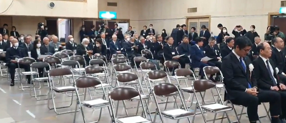 2024年11月24日、日帝強占期に朝鮮人が強制労働を強いられた新潟県の佐渡金山で追悼式が行われる様子。韓国政府が前日午後に電撃的に不参加を宣言した中で、日本側だけが出席して中途半端な形で行事が進められた。［写真 聯合ニュース］