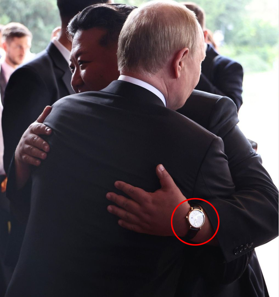 プーチン大統領と抱擁する金正恩（キム・ジョンウン）国務委員長。IWCの腕時計（赤い丸）を着用していた。［写真 AP＝聯合ニュース］