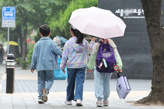 参考写真＝ソウル市内の小学校に登校する児童。［写真 ニュース1］
