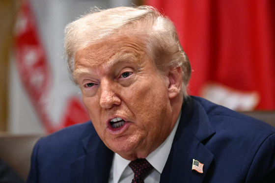 米国のドナルド・トランプ大統領がホワイトハウスのキャビネットルームで閣議中に発言している。［写真 AFP＝聯合ニュース］