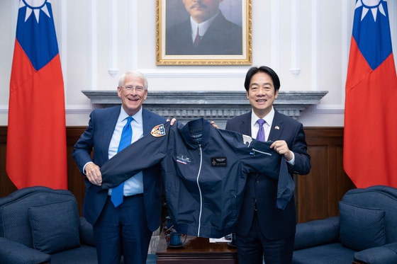 先月29日、台湾を訪問したロジャー・ウィッカー米上院軍事委員長と頼清徳総統が記念撮影をしている。 ［AP＝聯合ニュース］