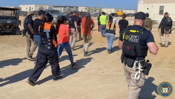 米国移民関税執行局(ICE）、国土安全保障捜査局(HSI)などが4日(現地時間)、ジョージア州サバンナの現代車グループ-ＬＧエナジーソリューション合弁バッテリー工場建設現場で大々的な不法滞在者取り締まりを行ったことが把握された.［聯合ニュース］
