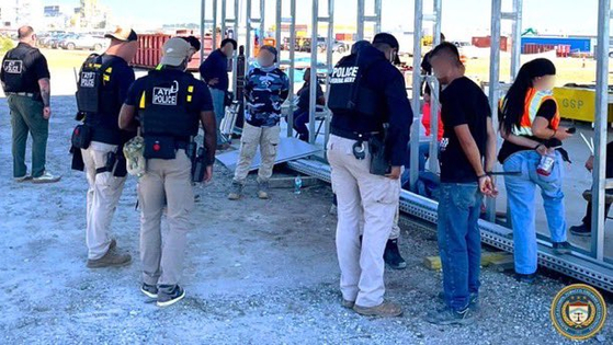 米ジョージア州ブライアンカウンティに位置した現代自動車とLGエナジーソリューションのバッテリー合弁工場建設現場に米移民・税関捜査局（ICE）の職員が押しかけ不法移民取り締まりをしている。［X キャプチャー］