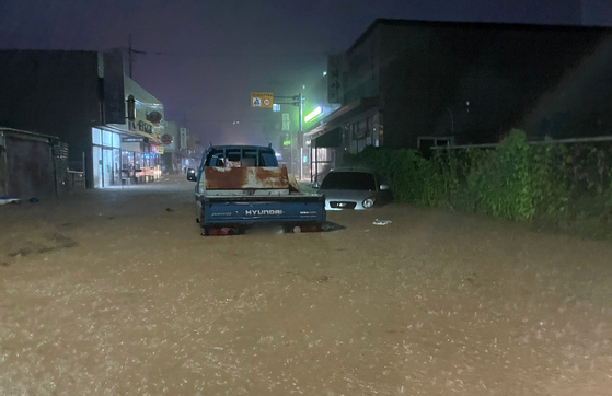 全羅北道地域に豪雨が降った7日明け方。全羅北道群山でトラックが浸水している。［写真 全羅北道消防］
