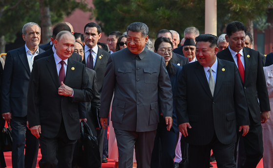 3日に中国の抗日戦争と反ファシスト戦争勝利80周年記念に参加した左からロシアのプーチン大統領、中国の習近平国家主席、北朝鮮の金正恩国務委員長。［写真 UPI＝聯合ニュース］