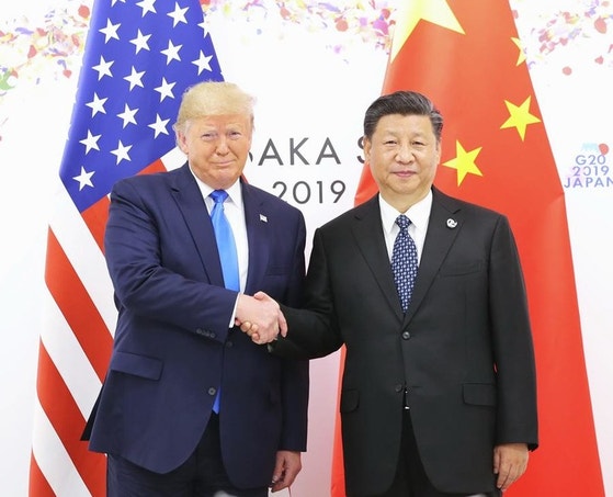 2019年6月29日、大阪で開かれた２０カ国・地域（Ｇ２０）首脳会議（サミット）当時の習近平中国国家主席（右）とドナルド・トランプ米国大統領。［写真　新華通信］