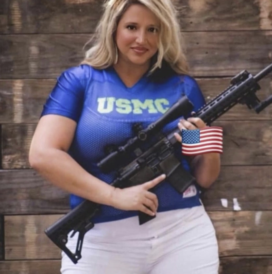   銃を持つ写真を投稿した米国極右政治家トリ・ブラナム氏。［フェイスブック キャプチャー］
