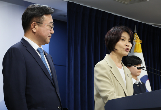 韓貞愛（ハン・ジョンエ）共に民主党政策委員会議長（右）と尹昊重（ユン・ホジュン）行政安全部長官が7日、ソウル鍾路区の政府ソウル庁舎で第3回高位政府・与党協議会の結果および政府組織改編案について記者会見している。 ［聯合ニュース］