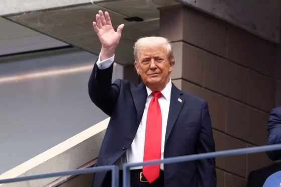 7日（現地時間）、トランプ米大統領がニューヨークで開催されたテニスの全米オープン男子決勝戦の前、手を振っている。 ［ロイター＝聯合ニュース］