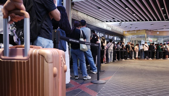 6月9日、ソウル市内に位置する免税店前で入場を待つ観光客の様子。［写真　聯合ニュース］